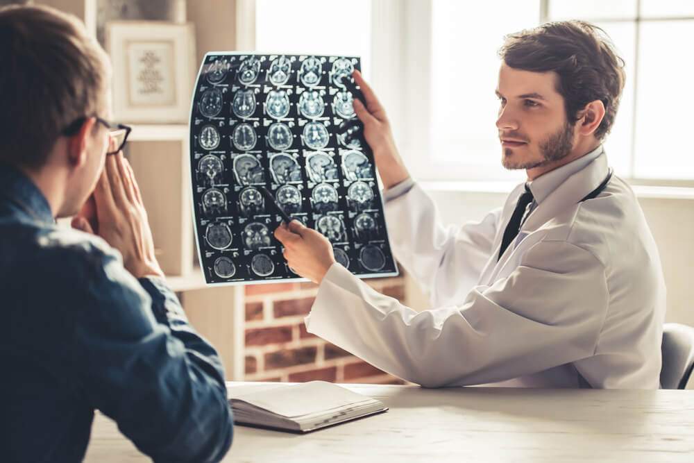 Doctor is explaining the condition to a patient 