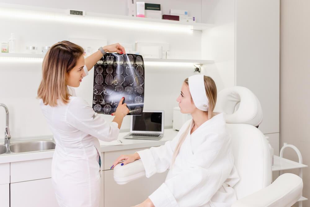 A TBI patient consults a neurologist about PEMF therapy for her brain injury